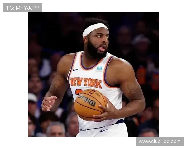 米切尔·罗宾逊无球顺下效率领跑内线，防守覆盖改变对手进攻选择