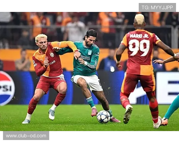 利物浦边锋连续高速插上的突破催生多次射门威胁推动联赛争冠态势激烈